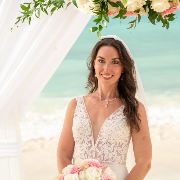 Elegant Ivory Lace Gown - Picture 4 of 8